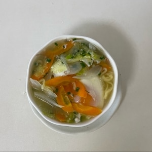 新玉ねぎとカニかま、落とし卵のラーメン